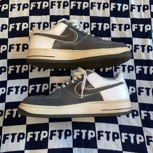 Air Force one low “stealth” size 12